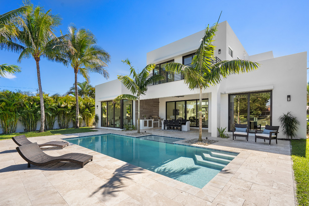 Gefliester Moderner Pool hinter dem Haus in rechteckiger Form mit Grillplatz in Miami