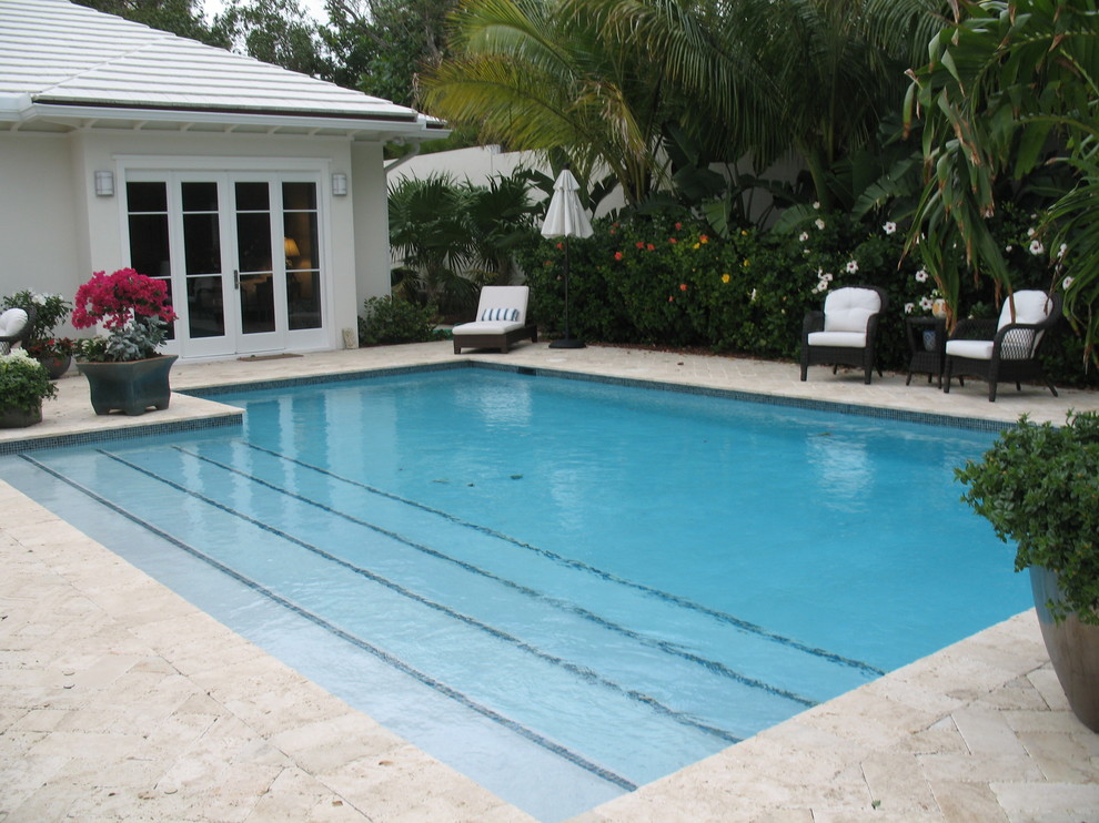 На фото: большой спортивный, прямоугольный бассейн на заднем дворе в морском стиле с мощением клинкерной брусчаткой с