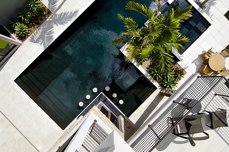 Inspiration for a modern swimming pool in Miami.