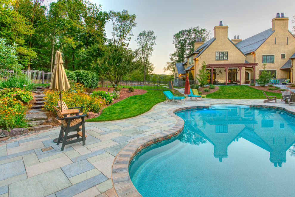 Идея дизайна: бассейн среднего размера, в форме фасоли на заднем дворе в стиле неоклассика (современная классика) с домиком у бассейна и покрытием из плитки