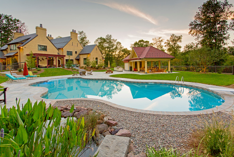 Exemple d'un Abris de piscine et pool houses arrière chic en forme de haricot de taille moyenne avec du carrelage.
