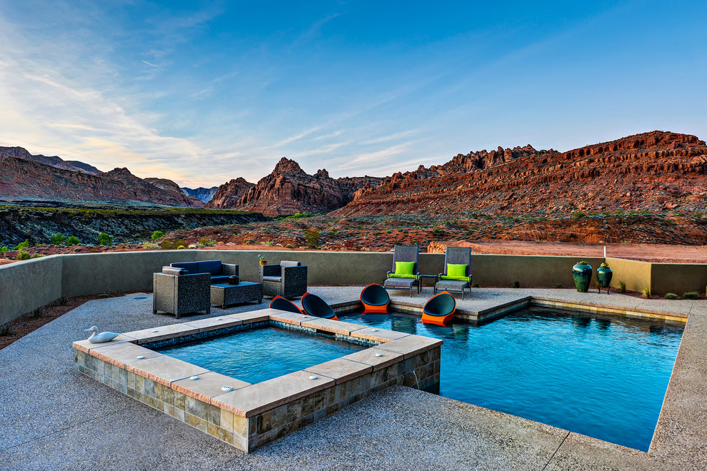 Imagen de piscina alargada contemporánea de tamaño medio en forma de L en patio trasero
