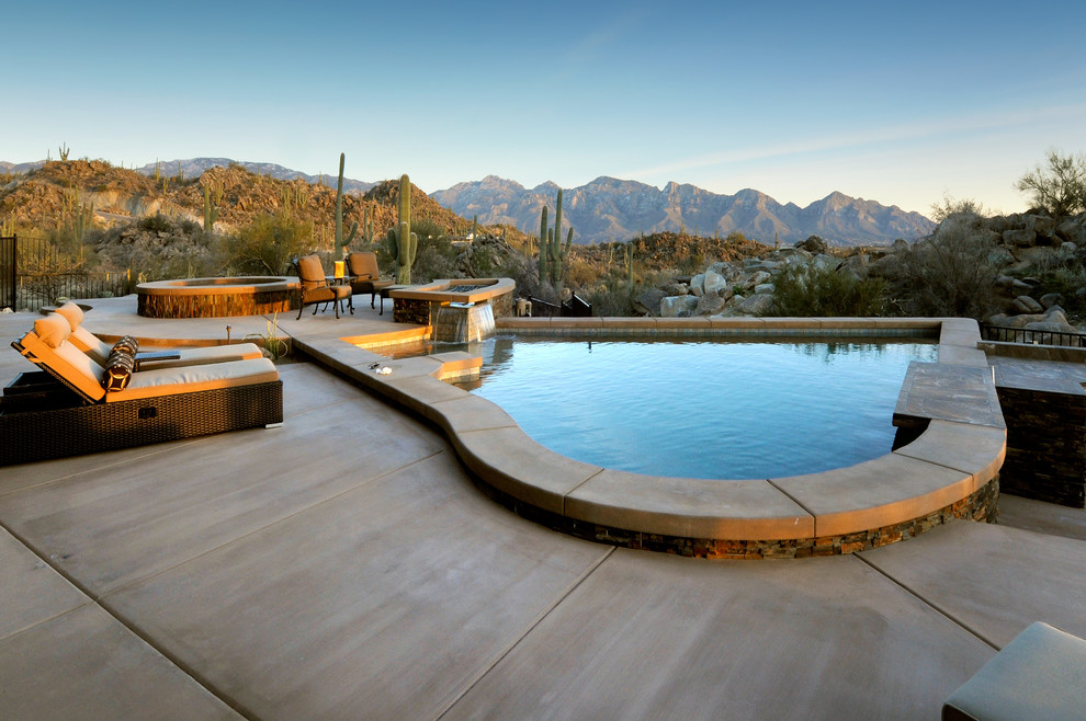 Modelo de piscina de estilo americano de tamaño medio a medida en patio trasero con losas de hormigón