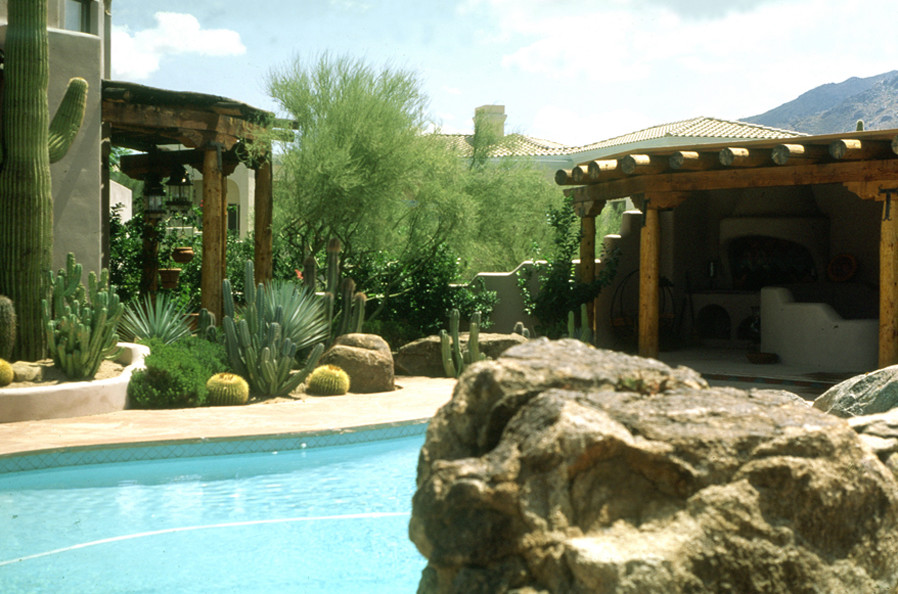 Idée de décoration pour une grande piscine naturelle et arrière tradition en forme de haricot avec des pavés en pierre naturelle.