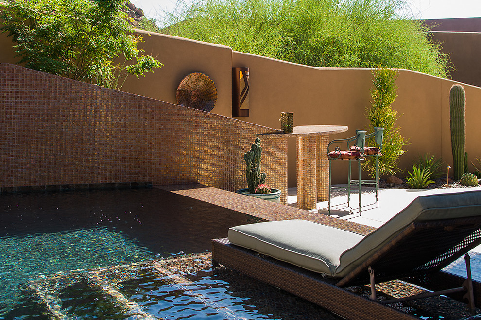 Inspiration för en mellanstor funkis anpassad pool på baksidan av huset, med en fontän och naturstensplattor