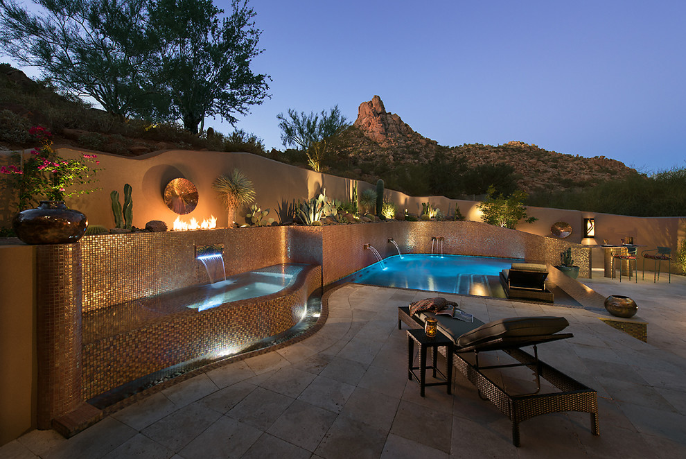Diseño de piscina con fuente moderna de tamaño medio a medida en patio trasero con adoquines de piedra natural