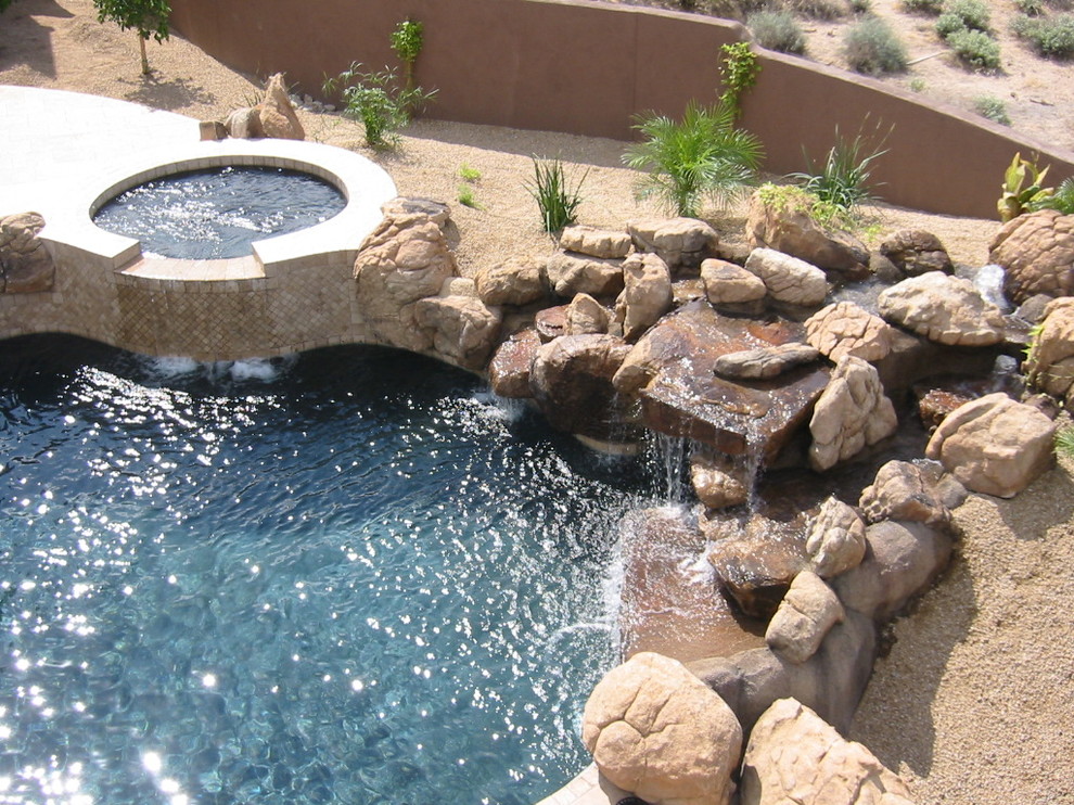 Идея дизайна: естественный бассейн среднего размера, произвольной формы на внутреннем дворе в средиземноморском стиле с покрытием из плитки