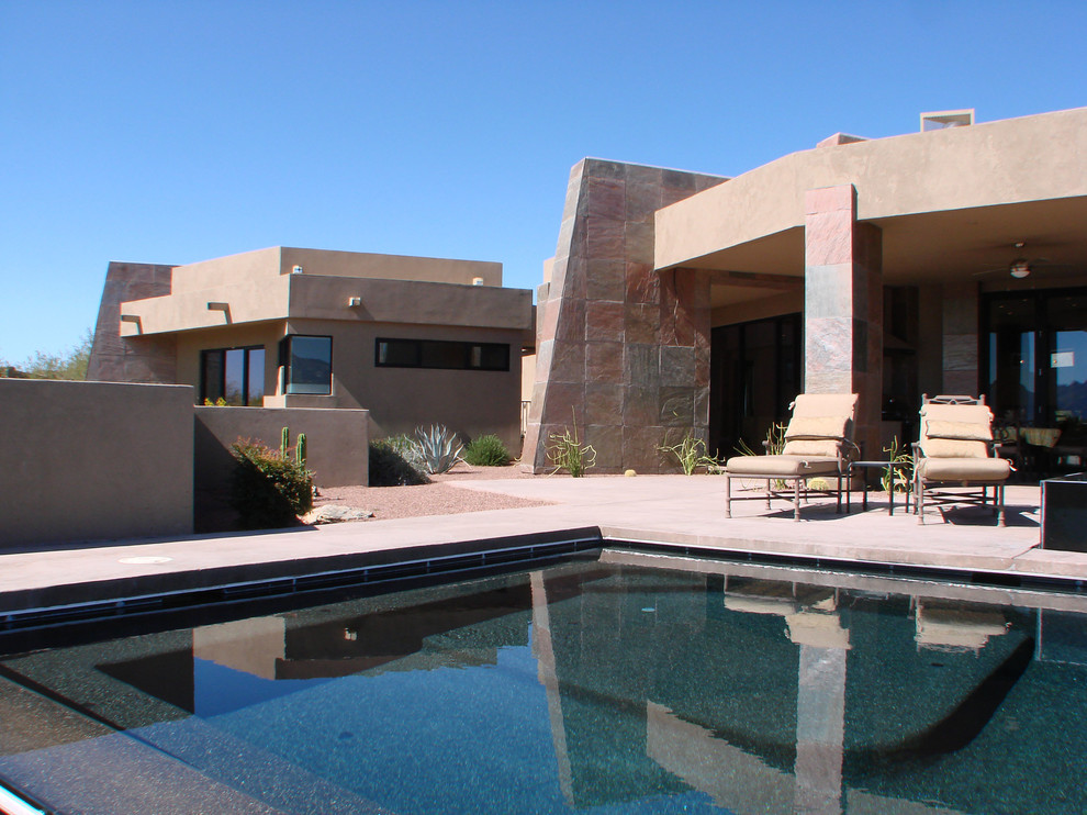 Geräumiger Moderner Pool hinter dem Haus in rechteckiger Form mit Betonplatten in Denver