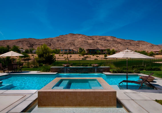 Diseño de piscinas y jacuzzis alargados minimalistas extra grandes rectangulares en patio trasero con entablado
