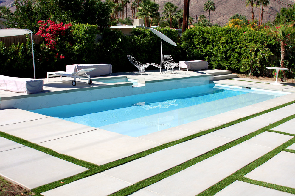 This is an example of a midcentury swimming pool in Los Angeles.