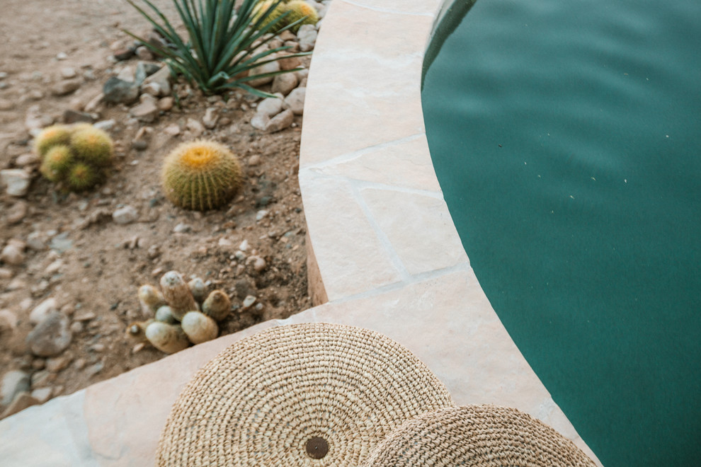 Idée de décoration pour une petite piscine hors-sol et arrière chalet ronde avec du carrelage.