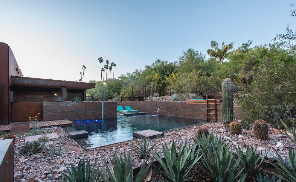 Свежая идея для дизайна: большой естественный, прямоугольный бассейн на заднем дворе в стиле лофт - отличное фото интерьера