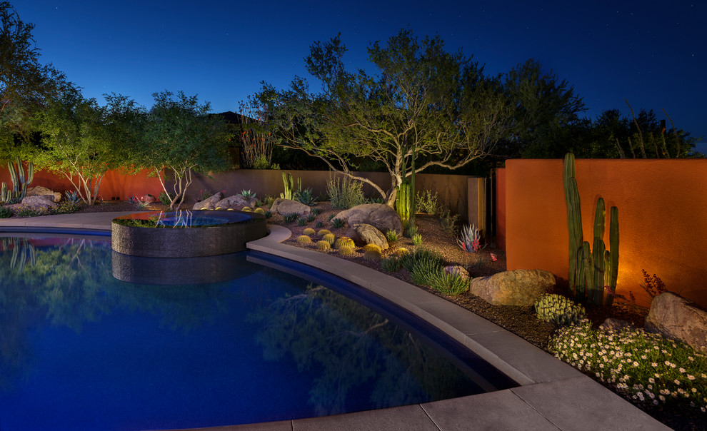 Immagine di una piscina contemporanea personalizzata di medie dimensioni e dietro casa con piastrelle