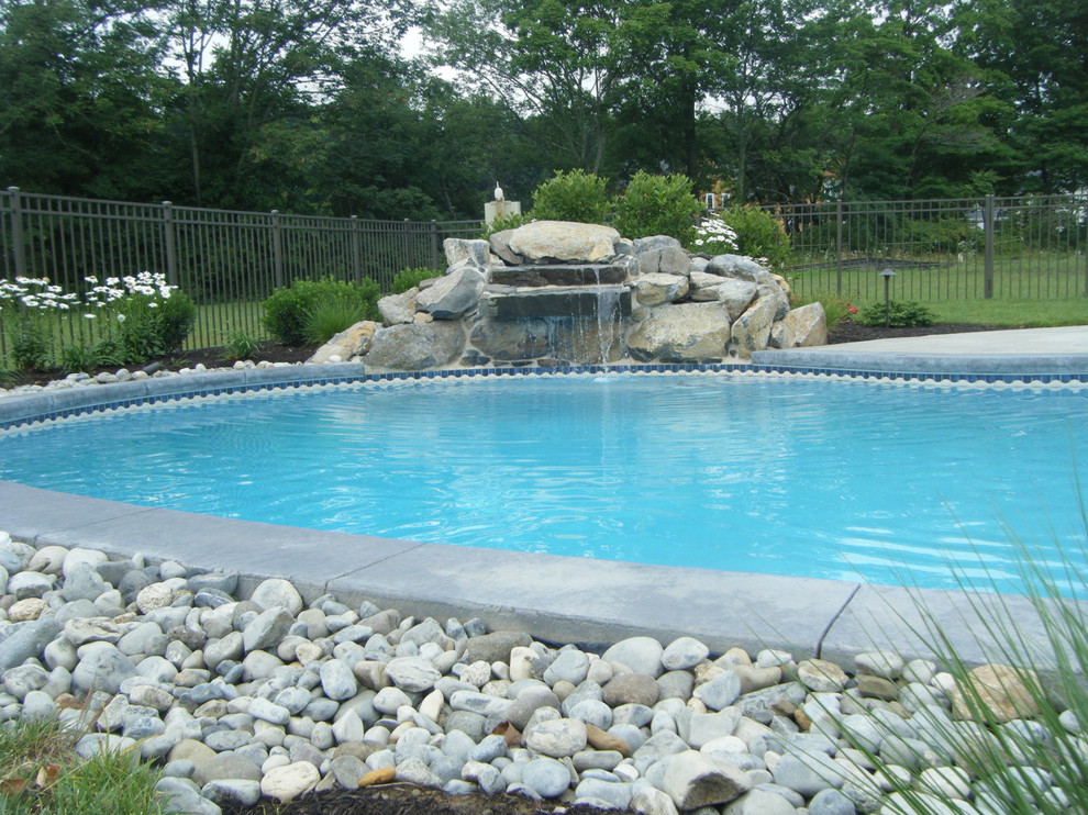 Diseño de piscina minimalista en patio trasero