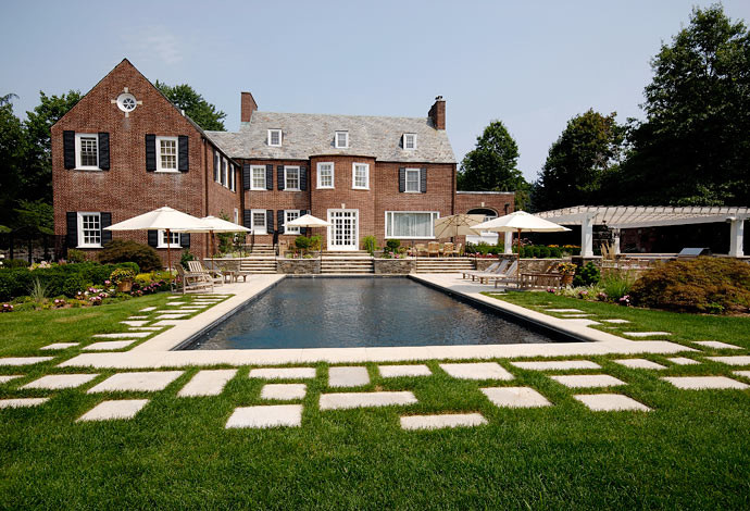 Idee per una grande piscina monocorsia classica rettangolare dietro casa con una vasca idromassaggio e pavimentazioni in cemento