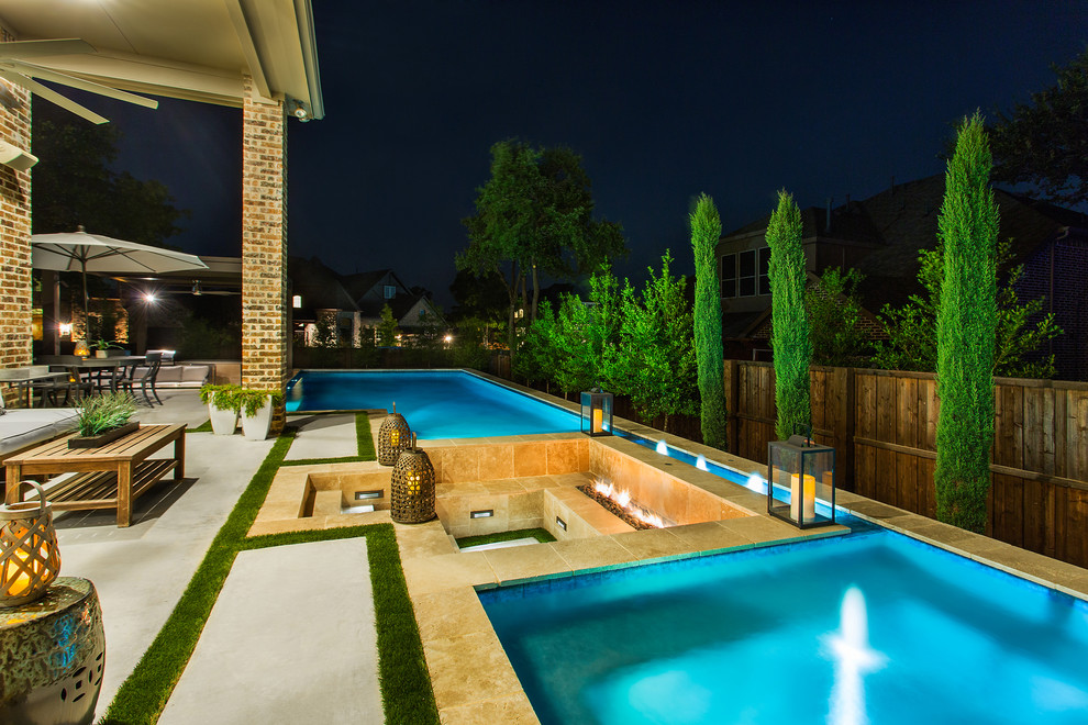 Immagine di una piscina monocorsia classica rettangolare di medie dimensioni e dietro casa con una vasca idromassaggio e lastre di cemento