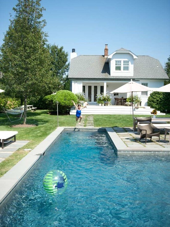 Foto de piscina alargada actual de tamaño medio en forma de L en patio trasero