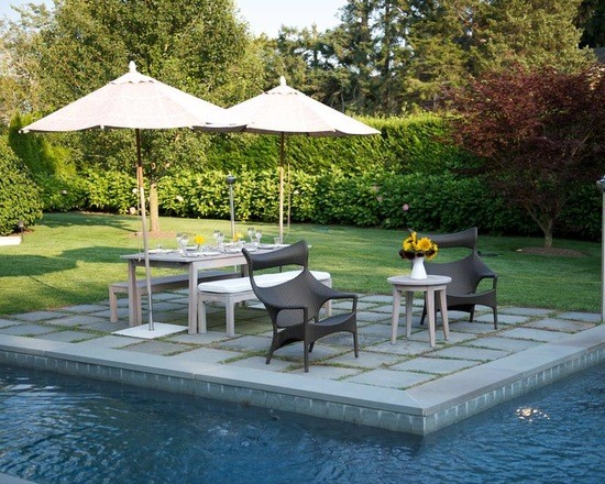 Foto de piscina alargada actual de tamaño medio en forma de L en patio trasero