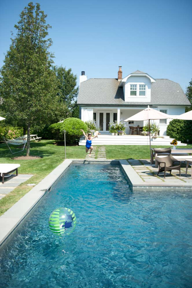 Foto de piscina elevada actual de tamaño medio en patio trasero