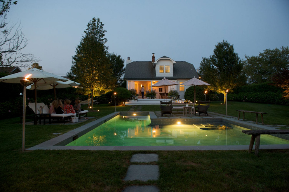 Стильный дизайн: наземный бассейн среднего размера на заднем дворе в современном стиле - последний тренд