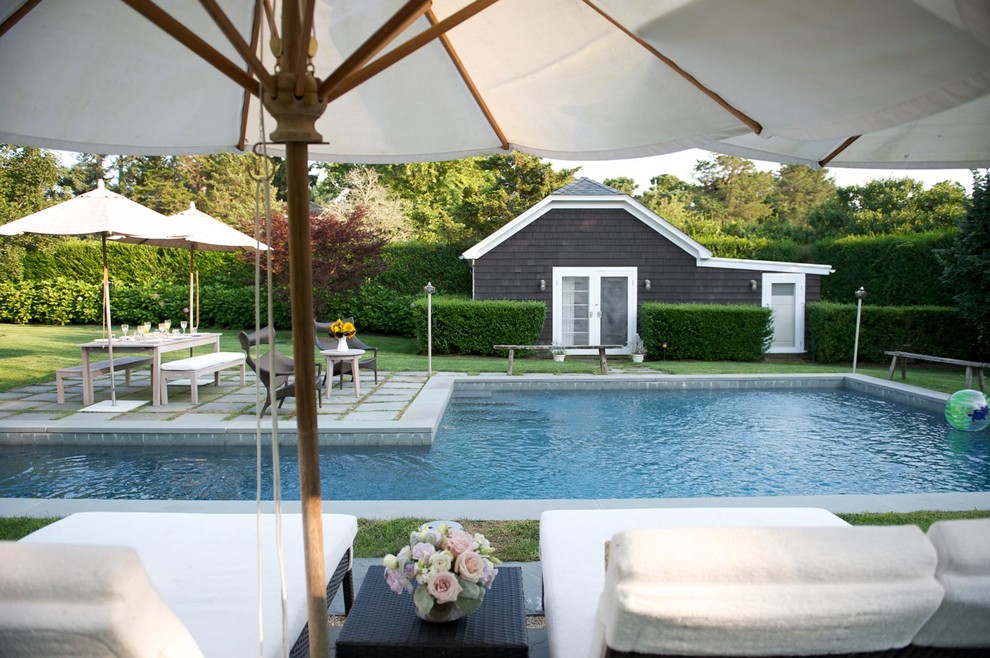 Diseño de piscina alargada contemporánea de tamaño medio en forma de L en patio trasero