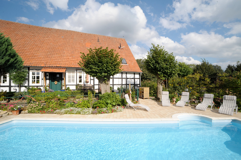 Immagine di una piscina monocorsia country rettangolare dietro casa e di medie dimensioni