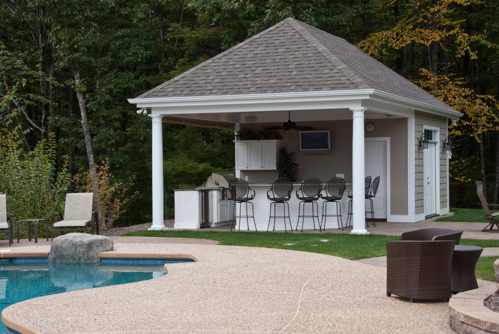 Foto di una piscina tradizionale di medie dimensioni e dietro casa con una dépendance a bordo piscina e pavimentazioni in pietra naturale