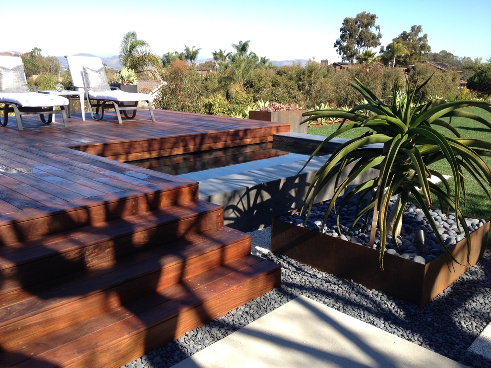 Oberirdischer, Kleiner Moderner Pool hinter dem Haus in rechteckiger Form mit Betonplatten in San Diego