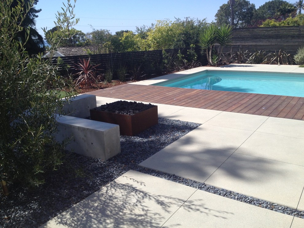 Idée de décoration pour une piscine arrière minimaliste de taille moyenne et rectangle avec une dalle de béton.