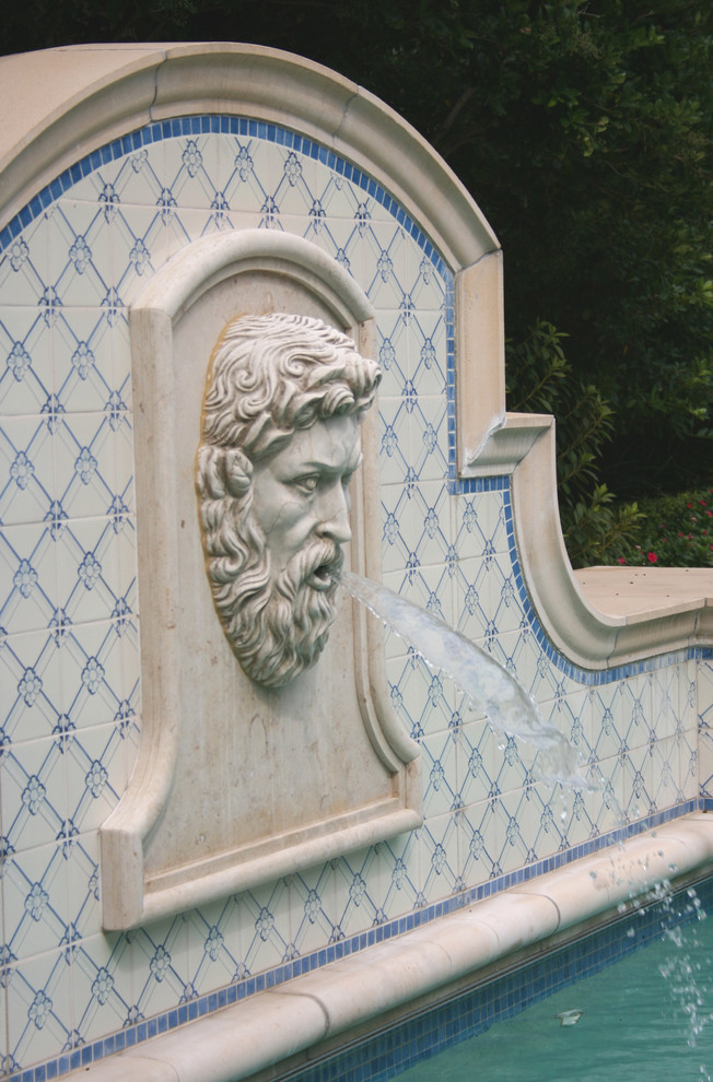 На фото: бассейн в классическом стиле с фонтаном