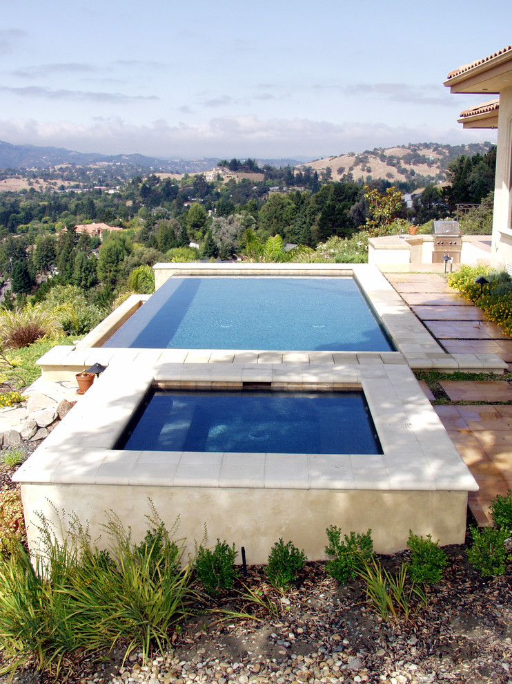 На фото: прямоугольный бассейн в средиземноморском стиле