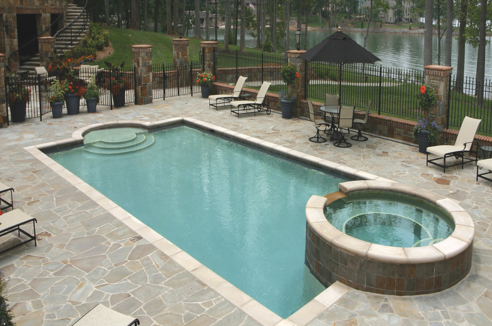 Esempio di una piscina classica rettangolare di medie dimensioni e dietro casa con pavimentazioni in pietra naturale