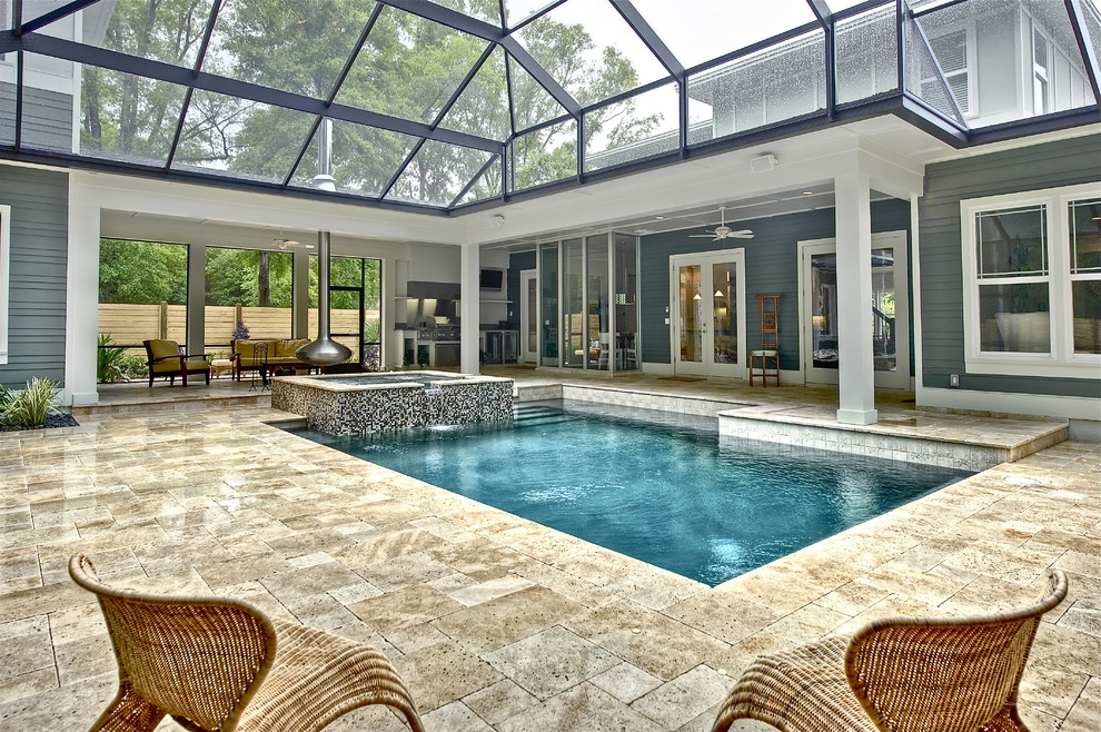 Idée de décoration pour une piscine intérieure design.