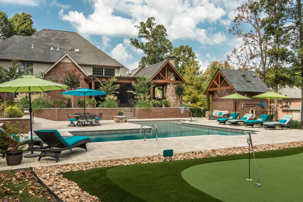 Foto de casa de la piscina y piscina rústica en forma de L en patio trasero