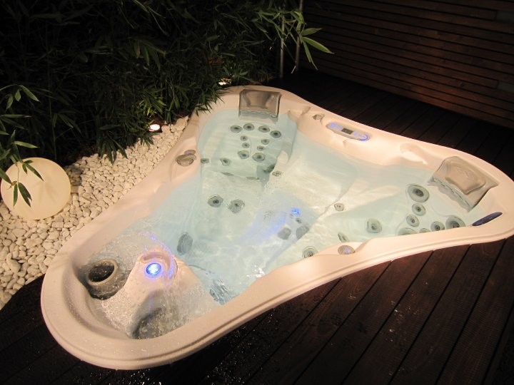 Idee per una piccola piscina fuori terra tropicale personalizzata con una vasca idromassaggio e pedane