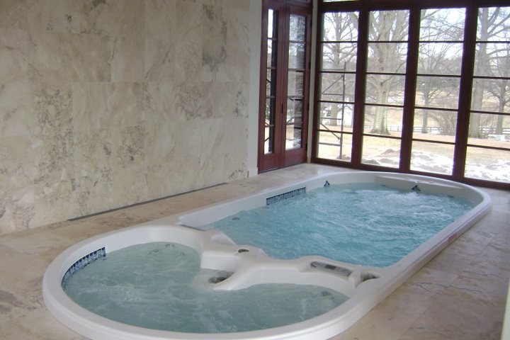 Idee per una piscina fuori terra classica personalizzata di medie dimensioni con una vasca idromassaggio