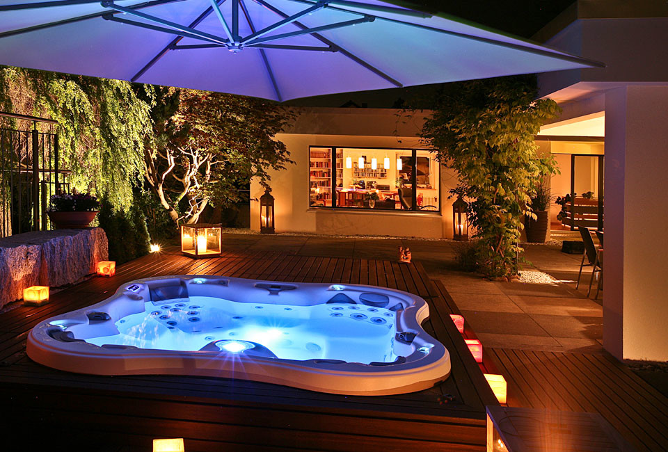 Idee per una piscina fuori terra contemporanea personalizzata dietro casa con una vasca idromassaggio e pedane