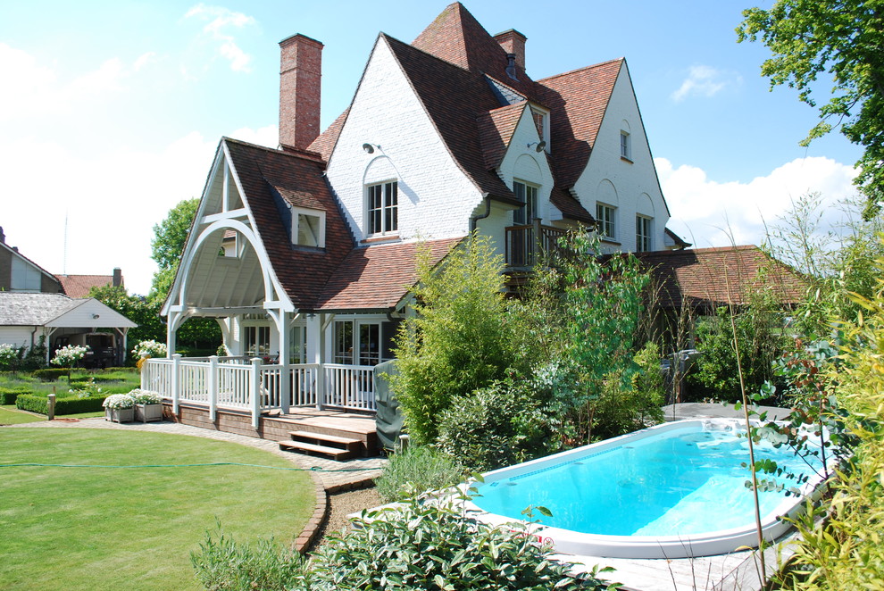 Imagen de piscina elevada tradicional a medida en patio lateral