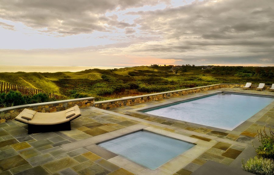 Idées déco pour une grande piscine naturelle et arrière campagne rectangle avec des pavés en pierre naturelle.