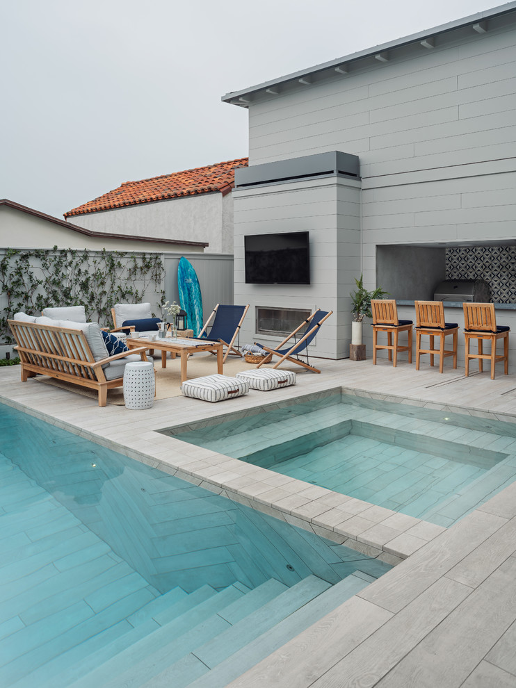 Свежая идея для дизайна: прямоугольный бассейн в морском стиле с джакузи и покрытием из плитки - отличное фото интерьера