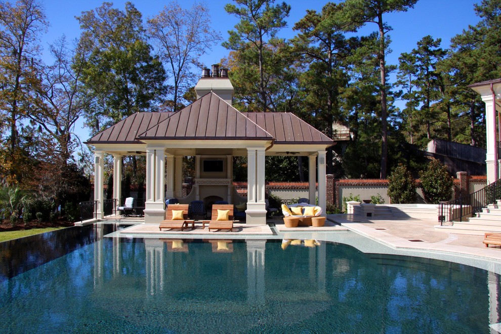 Пример оригинального дизайна: бассейн-инфинити в классическом стиле с домиком у бассейна