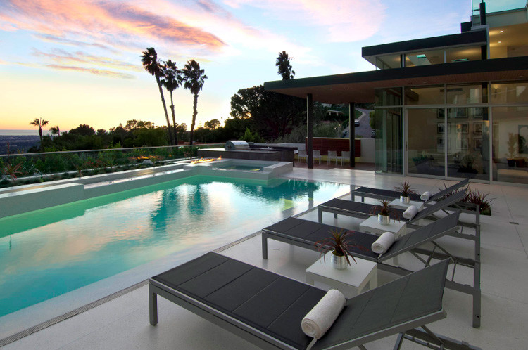 Design ideas for a modern swimming pool in Los Angeles.