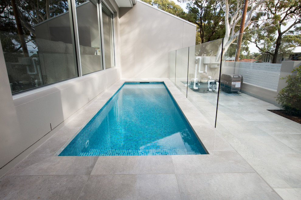 Идея дизайна: маленький спортивный, прямоугольный бассейн на внутреннем дворе в современном стиле с покрытием из плитки для на участке и в саду