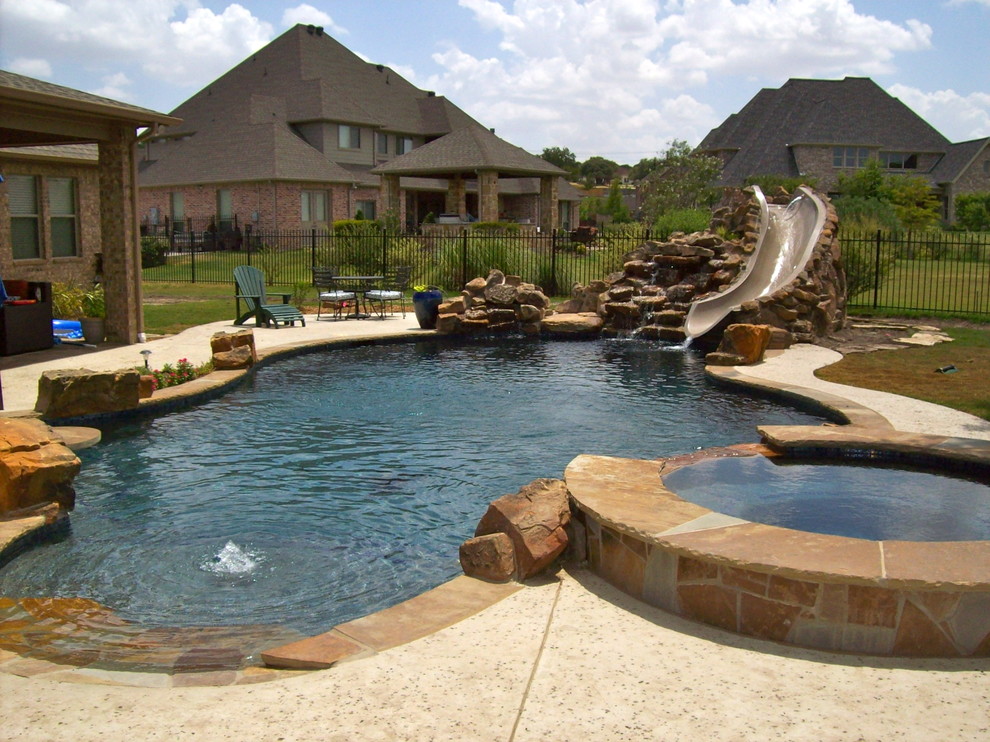 Diseño de piscinas y jacuzzis alargados de estilo americano de tamaño medio a medida en patio trasero con losas de hormigón