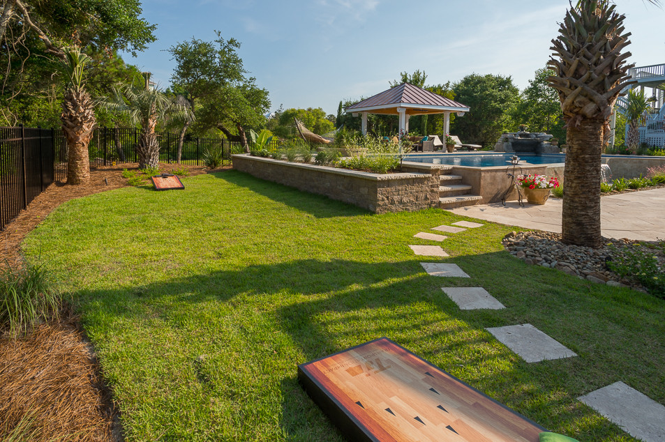 Großer Maritimer Pool hinter dem Haus in individueller Form mit Wasserspiel und Natursteinplatten in Sonstige