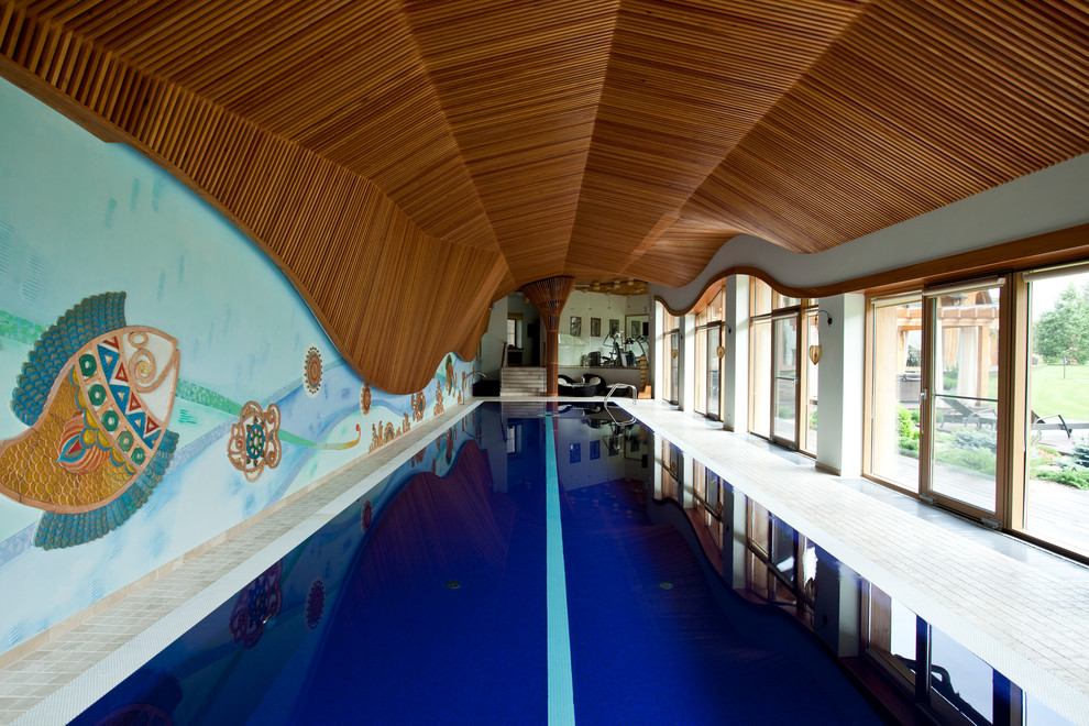Стильный дизайн: прямоугольный бассейн в доме в современном стиле - последний тренд