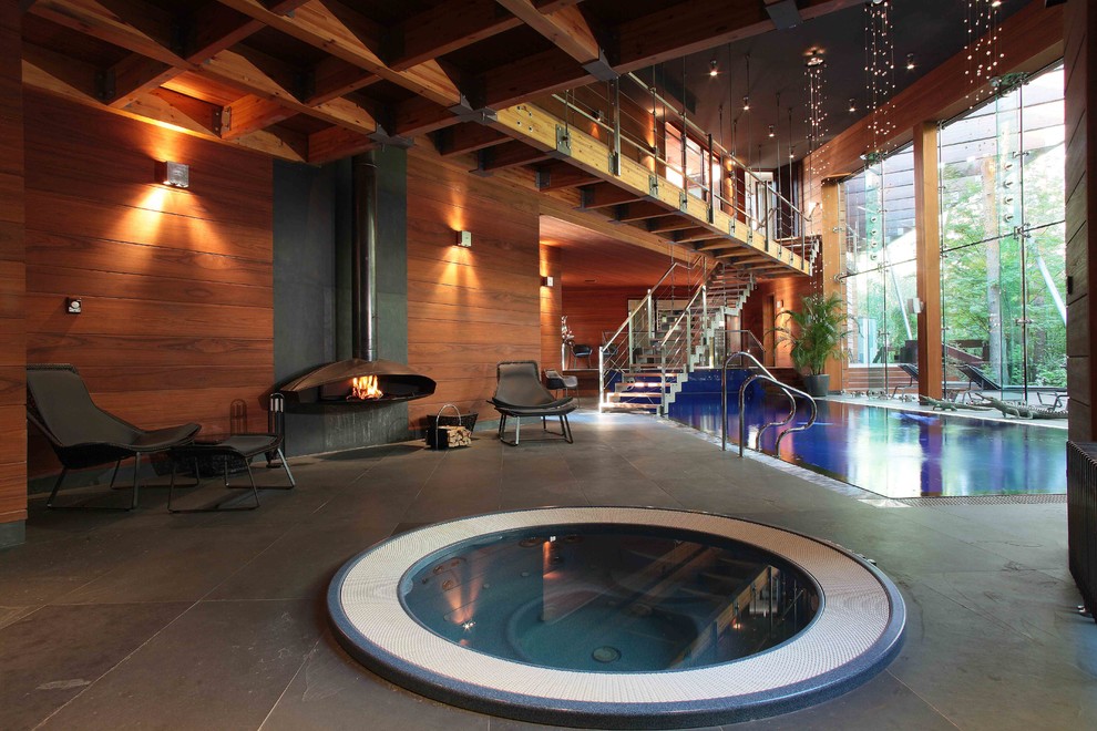 Источник вдохновения для домашнего уюта: прямоугольный бассейн в доме в современном стиле с джакузи