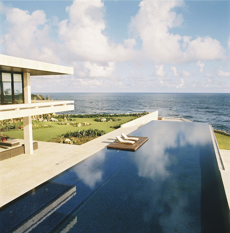 Exemple d'une grande piscine à débordement moderne rectangle.
