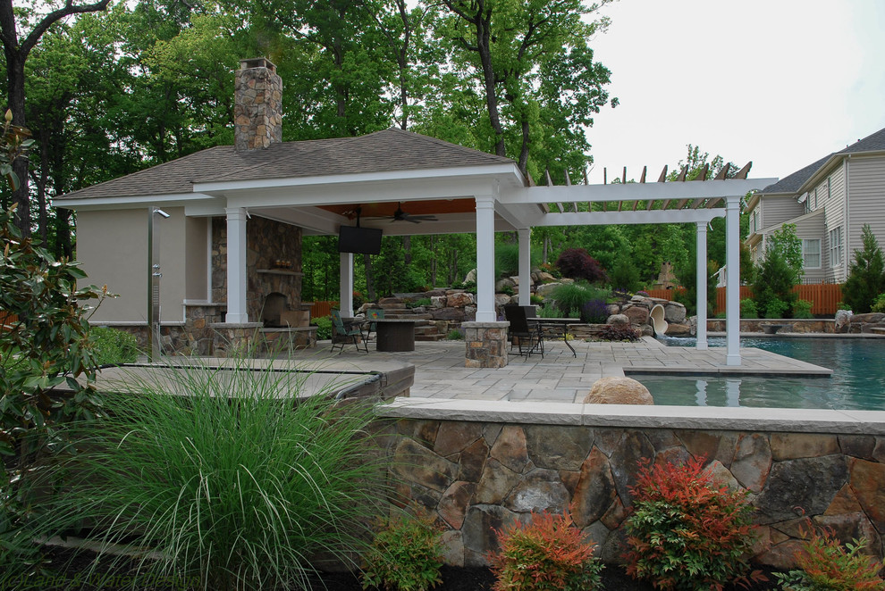 Свежая идея для дизайна: естественный бассейн среднего размера, произвольной формы на заднем дворе в классическом стиле с водной горкой и мощением тротуарной плиткой - отличное фото интерьера