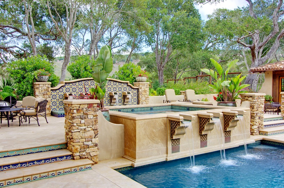Imagen de piscinas y jacuzzis alargados mediterráneos grandes rectangulares en patio trasero con adoquines de piedra natural